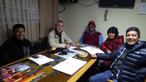 Puno - Lac Titicaca péruvien - 29 09 2014. Réunion dans les bureaux du SERNANP avec le Directeur de la RN du Titicaca (Réserve Nationale), deux de ses collaborateurs et le Président des îles Kai Uros, dont la communauté altiplanique demeure la seule à continuer de vivre traditionnellement de chasse t et de pêche.